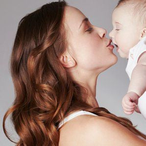 Sumber Kasih Sayang atau Ancaman Kesehatan? Memahami Bahaya Mencium Bayi Sembarangan