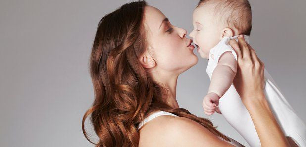 Sumber Kasih Sayang atau Ancaman Kesehatan? Memahami Bahaya Mencium Bayi Sembarangan