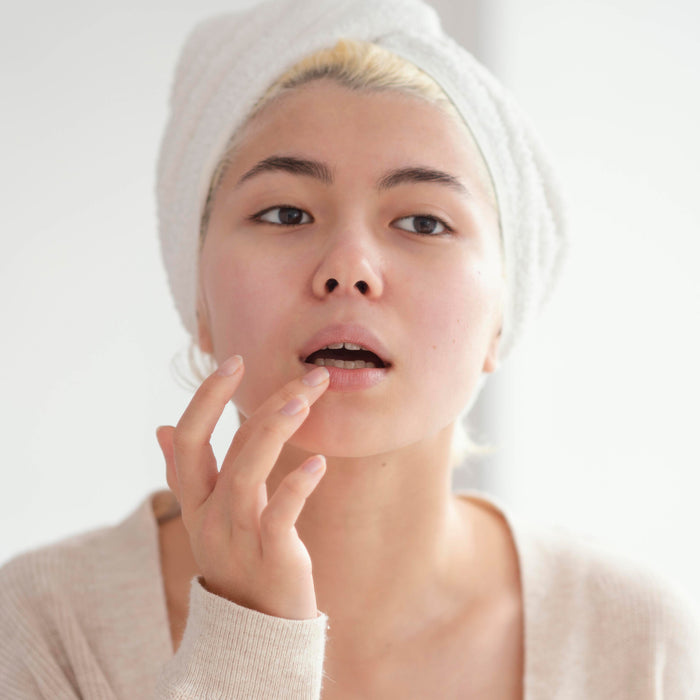 Mengopet Bibir: Kebiasaan Ringan yang Bisa Jadi Masalah Serius