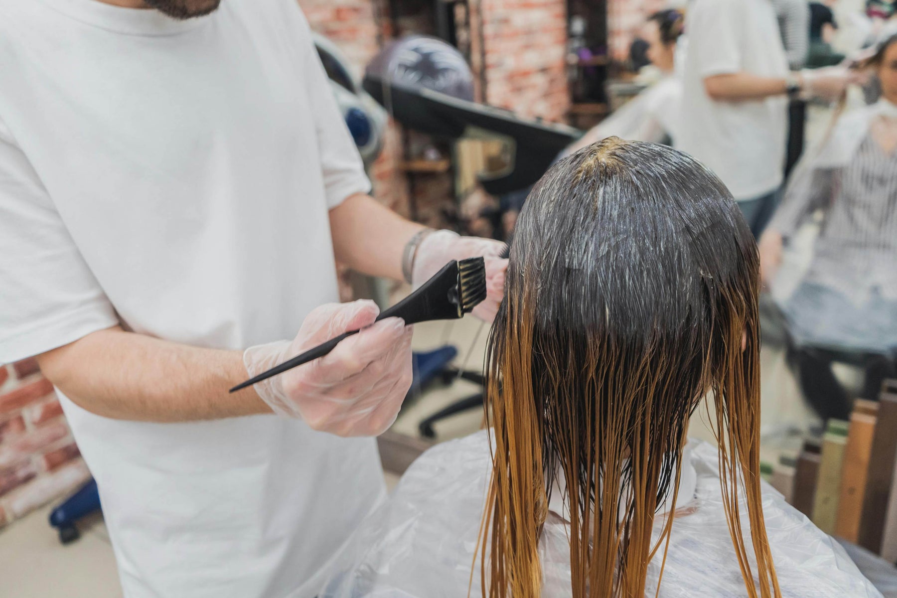 Apakah Cat Rambut Mempengaruhi Produksi Minyak Rambut? Ini Penjelasannya