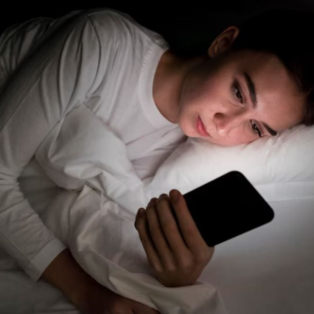 Dampak Serius Sering Main HP dengan Posisi Tidur: Menjaga Kesehatan Anda